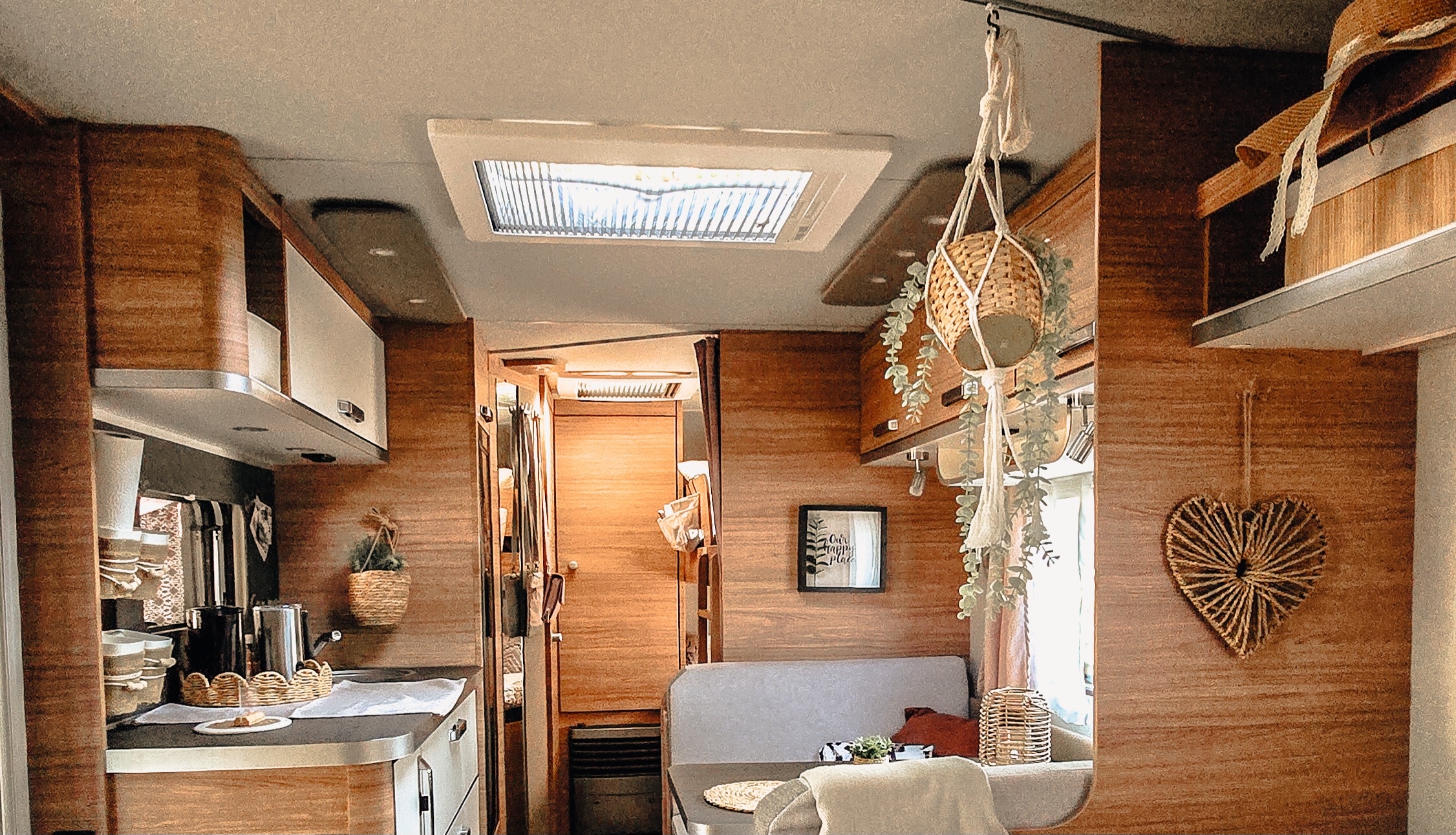 Deko-Aufhängung im Wohnwagen & Vorzelt – ganz ohne Bohren und bleibende Schäden