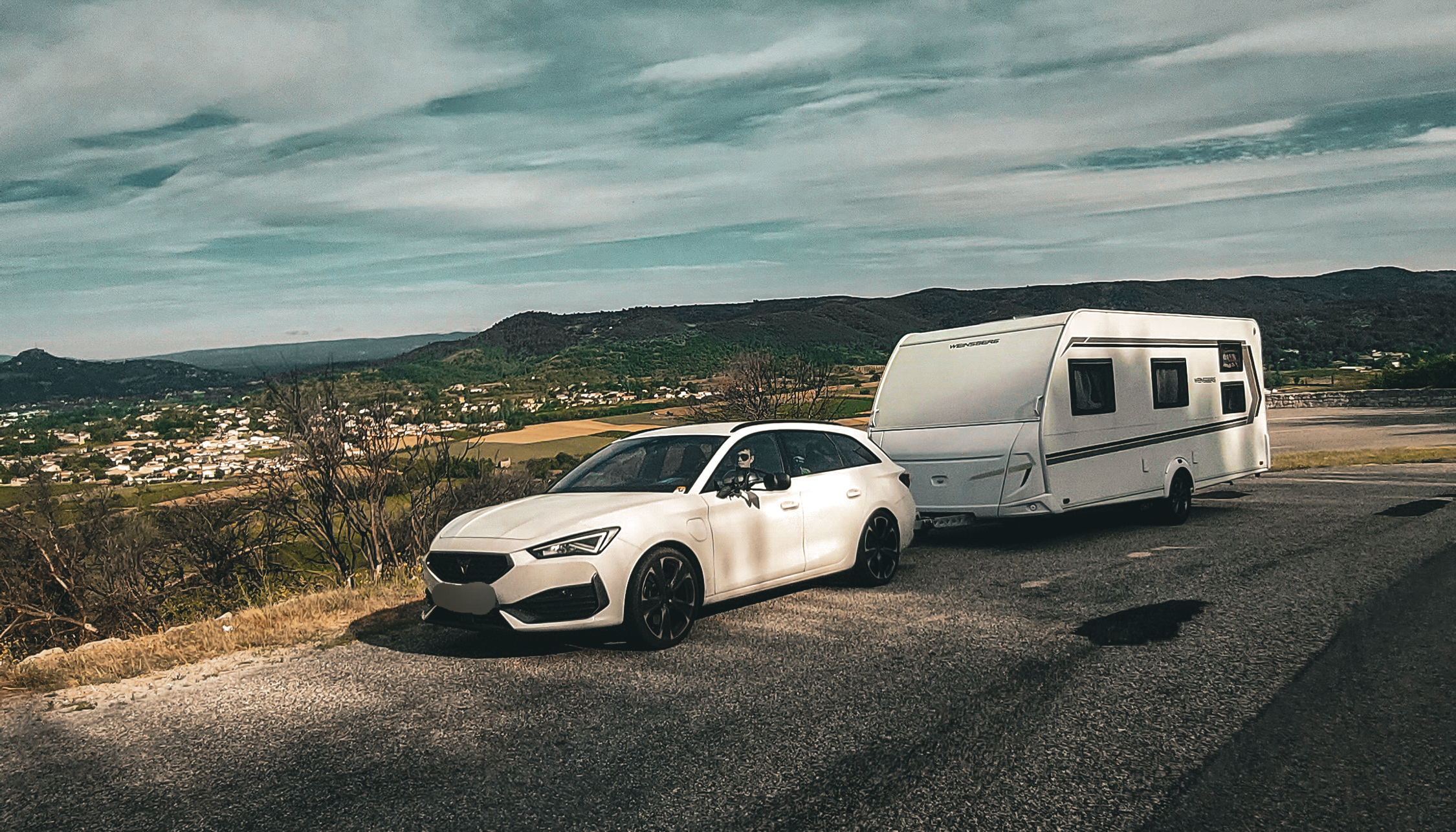 Lange Strecken mit dem Wohnwagen – ein typischer Reisetag